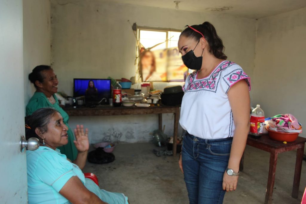 Alcaldesa entrega cuartos dormitorios a familias de Tecomate.
