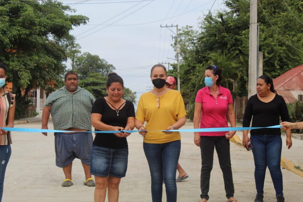 Alcaldesa inaugura pavimentación en la colonia El Llano
