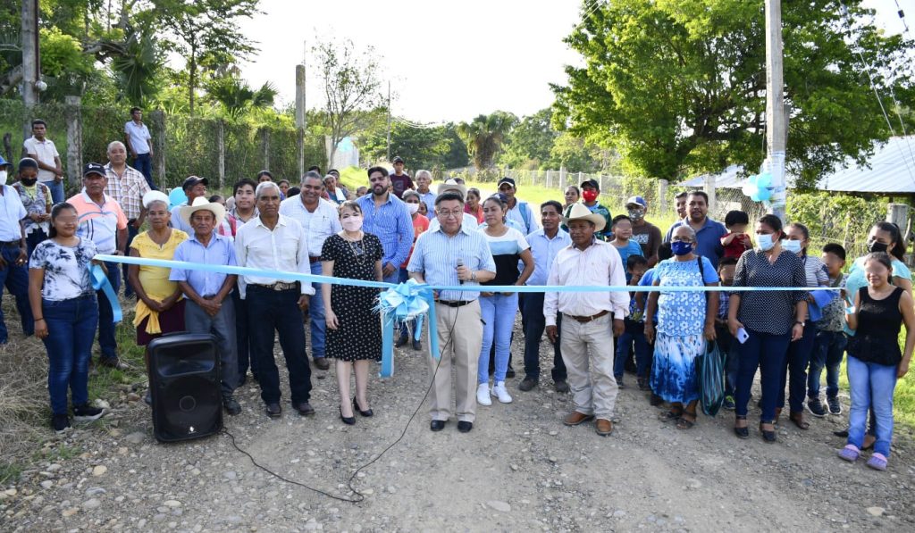 Inauguró alcalde JGA obra de rehabilitación de camino rural