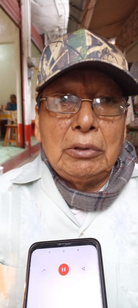 Dictador y prepotente Macario Santos Redondo, jefe de la CAEV en Tantoyuca, niega derecho de pago a adulto mayor.