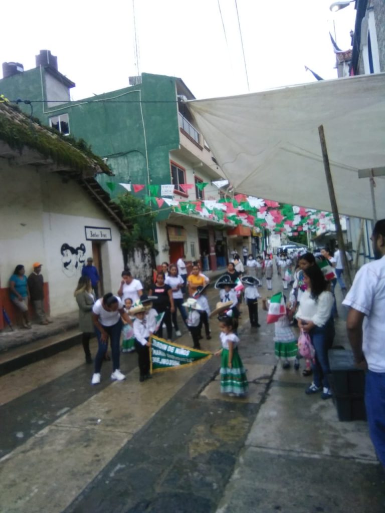 Desfilan alumnos por el 212 Aniversario de la Independencia, en Zontecomatlán.