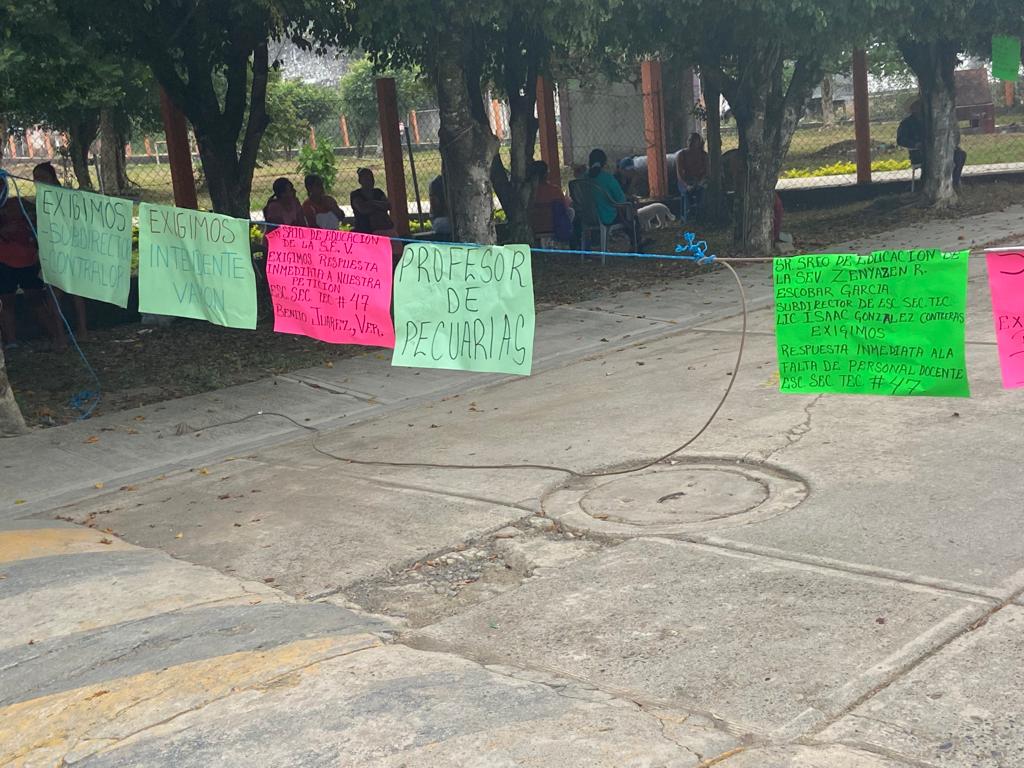 Bloquen carretera y toman escuela Sec. tec. # 47 de Benito Juárez, Padres de familia.