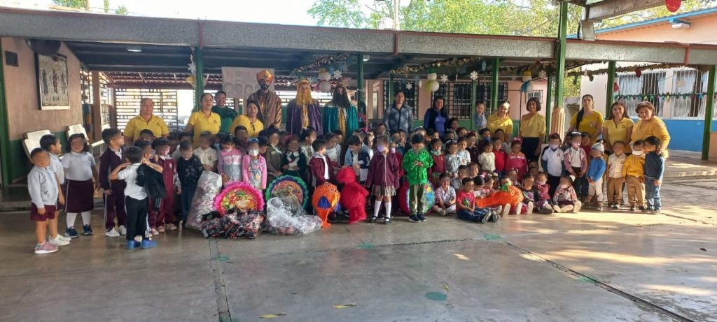 H. Ayuntamiento y DIF municipal llevan los Reyes Magos a las escuelas