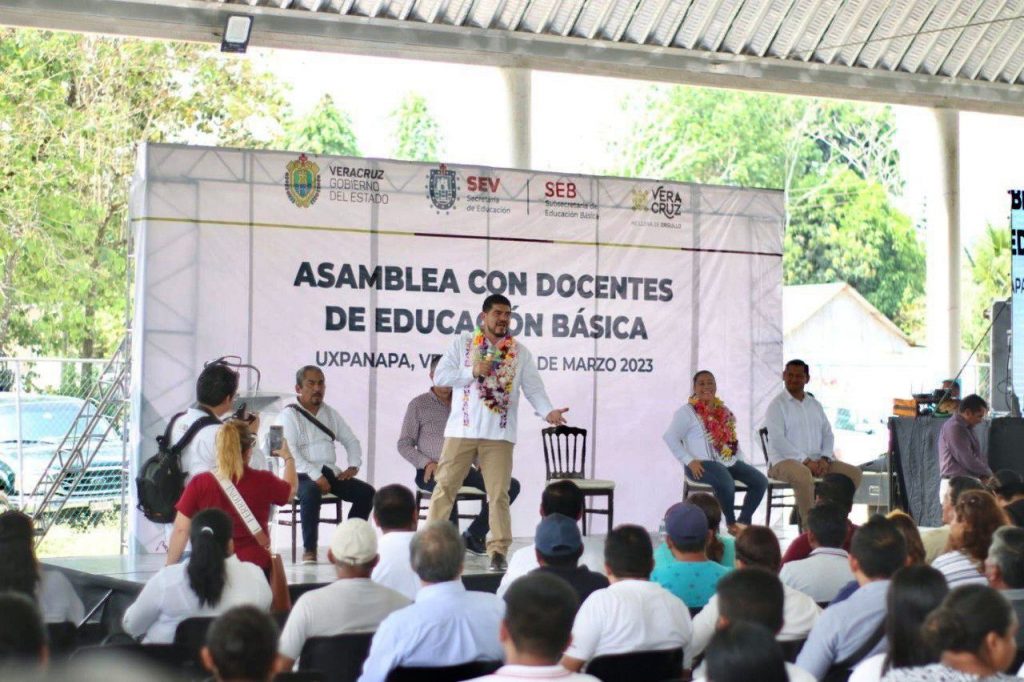 Zenyazen Escobar se reúne con el sector educativo de Uxpanapa