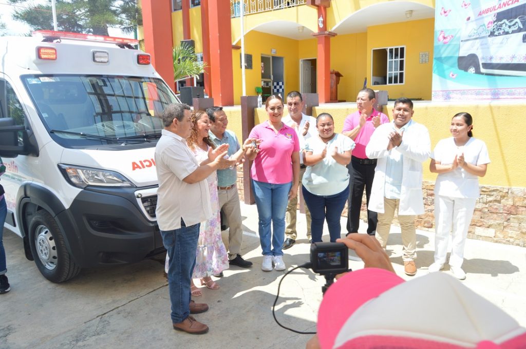 Entrega ambulancia al municipio de Tamalin: Erika Burgos Cenobio, presidenta municipal.