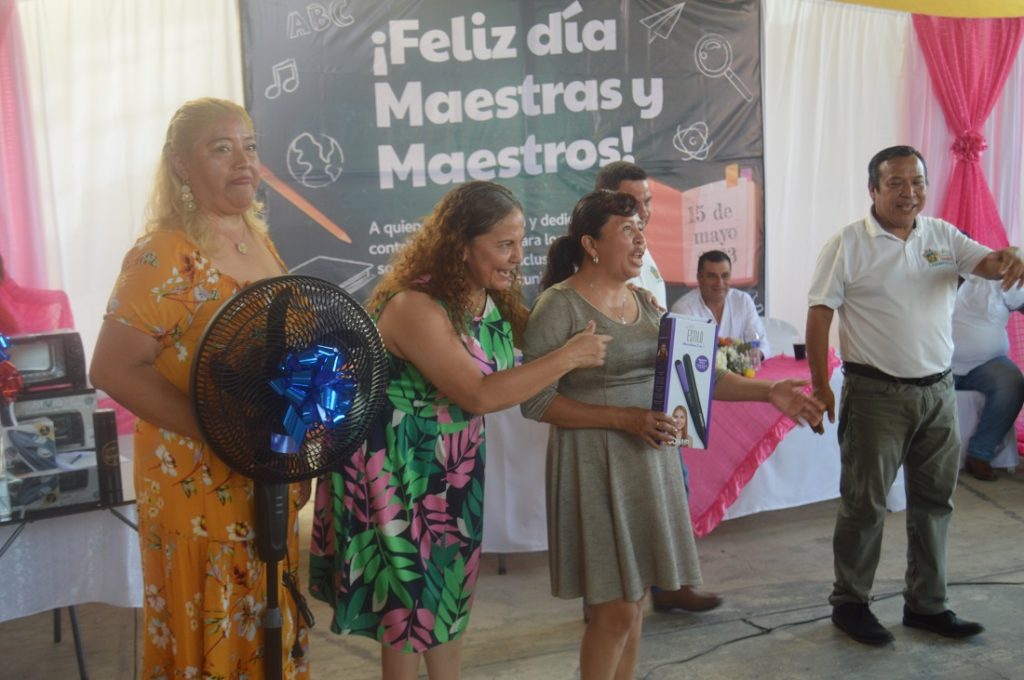 Ayuntamiento de Tamalin festeja a los maestros y maestras.