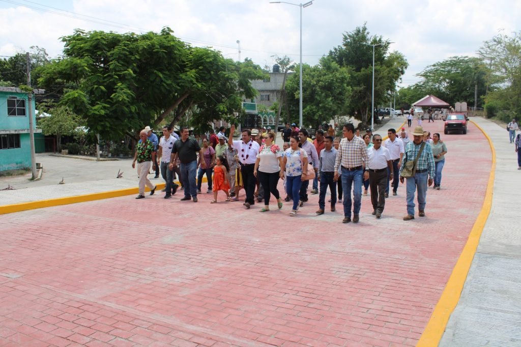 Comunidad estudiantil beneficiada con pavimentación de avenida