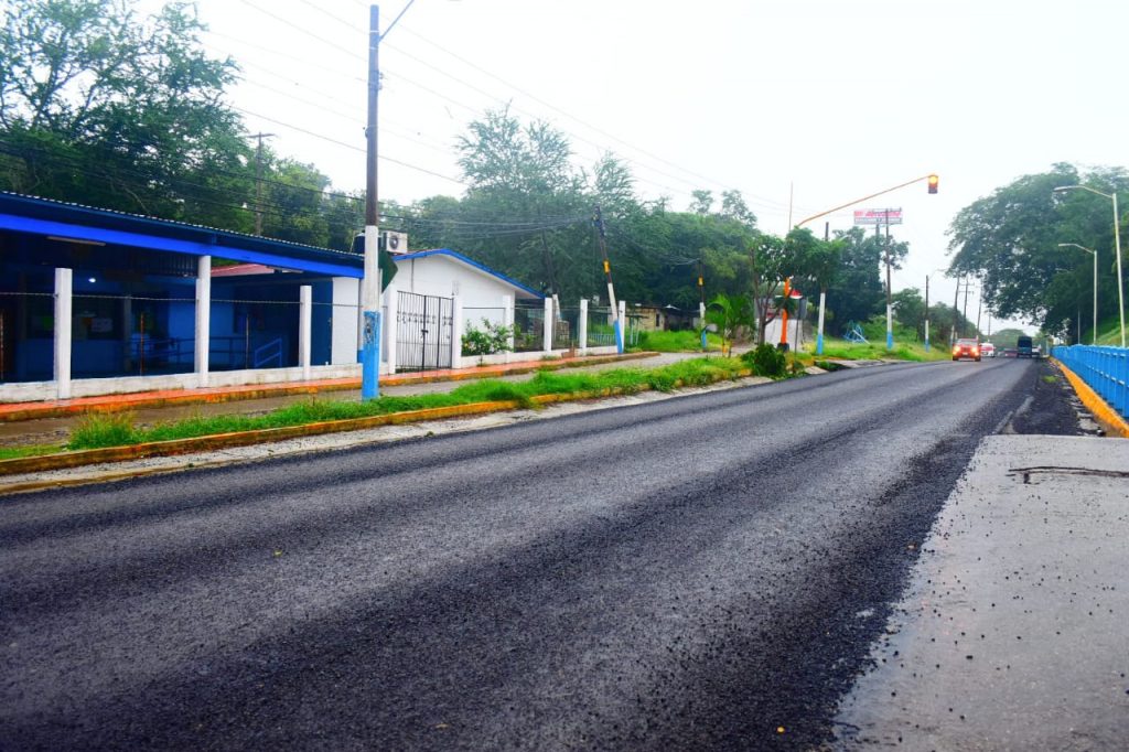 Continúan con rehabilitación de carretera municipalizada, un compromiso hecho realidad.