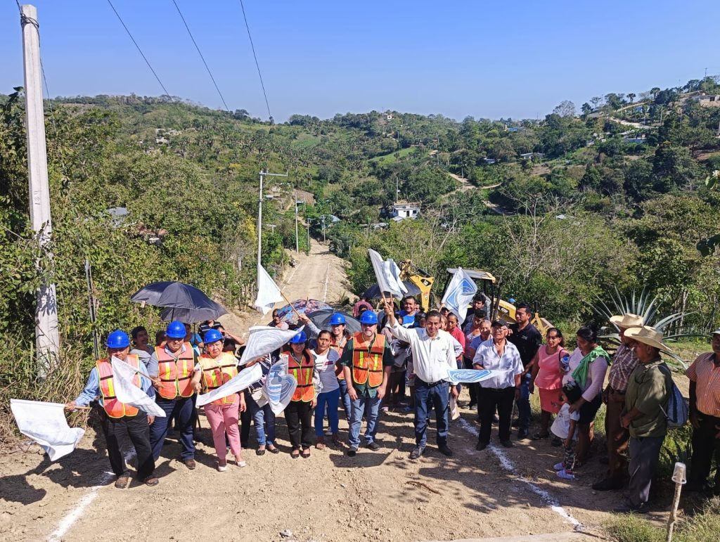 Más urbanización hidráulica con inicio de obras de pavimentación en colonia Cerro de la Cruz