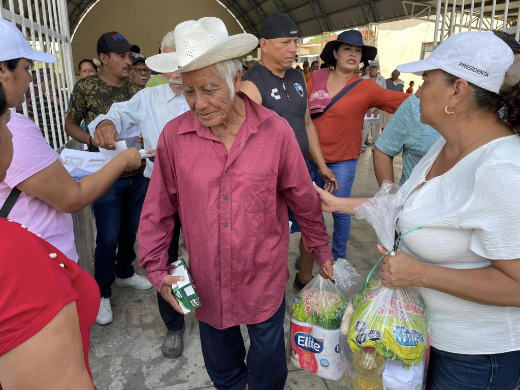 Erika Burgos y ediles entregan despensas a familias de saladero.